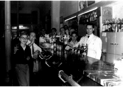 Fotografía antigua de la barra de la cafetería