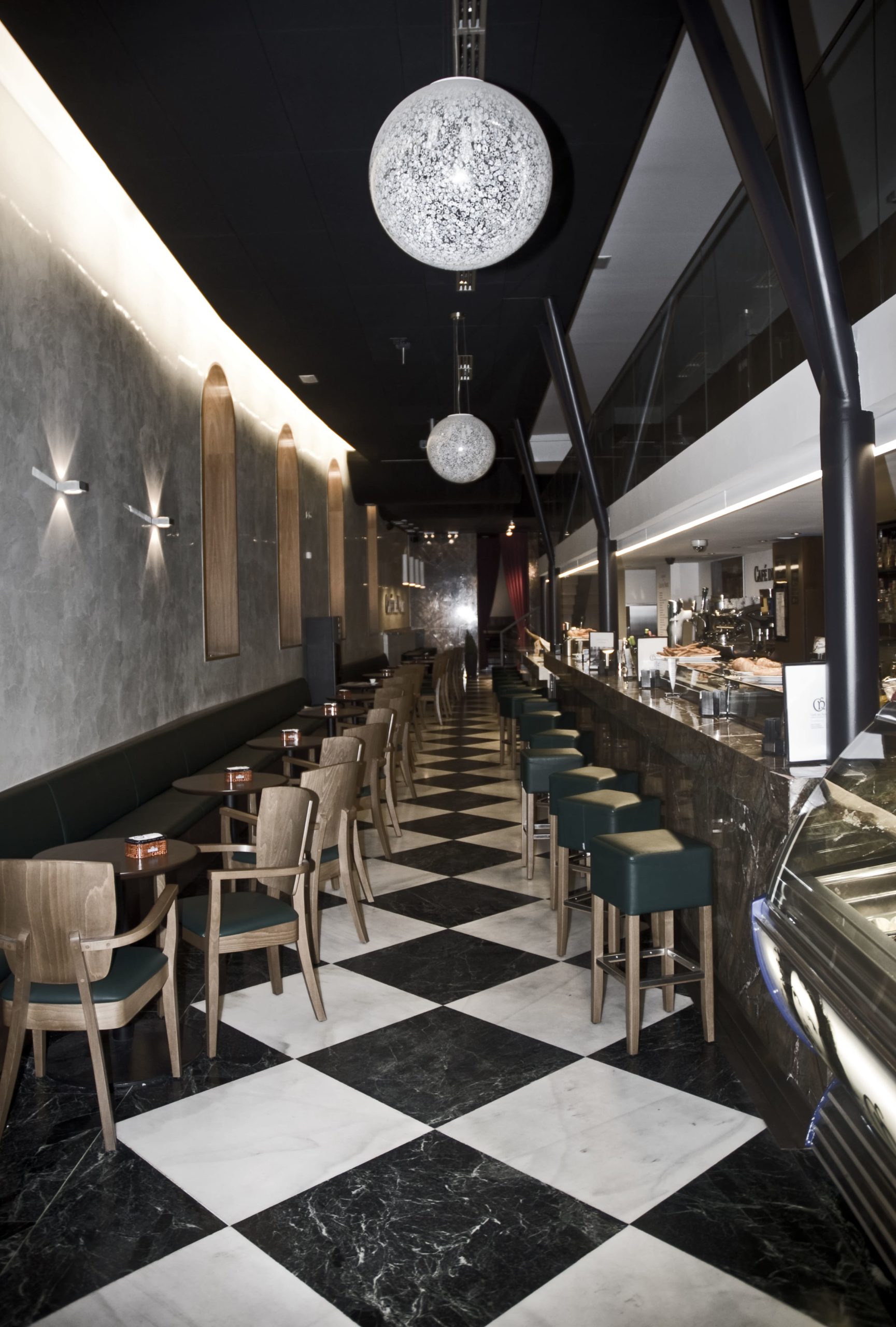 Interior de la cafetería en el centro